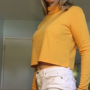 YELLOW TURTLENECK